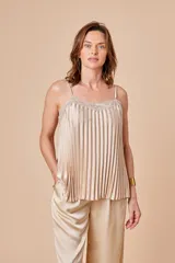 Musculosa color beige de satén plisado con puntilla de encaje en el escote y breteles finos regulables.