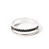 Anillo de plata 925 enchapado en rodio con doble banda y hilera de circonias negras.
