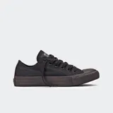 Championes Converse Chuck Taylor All Star de caña baja, color negro total, confeccionados con capellada de lona de algodón, ojalillos metálicos, cordones de poliéster y suela de caucho.