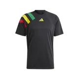 Remera de fútbol Adidas Fortore 23 negra con rayas rojas, amarillas y verdes en el hombro izquierdo y logo de Adidas amarillo en el pecho.