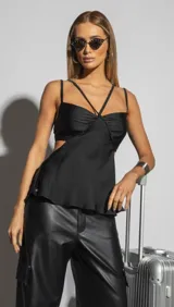 Pantalón negro de cuero sintético con corte palazzo y bolsillos laterales tipo cargo.