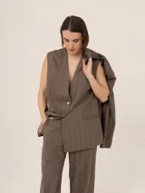 Chaleco color visón con rayas verticales finas, escote en V y corte recto.