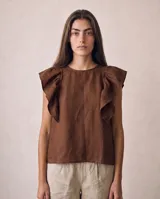 Blusa de lino color marrón chocolate, sin mangas, con escote redondo y volados fruncidos en los hombros.