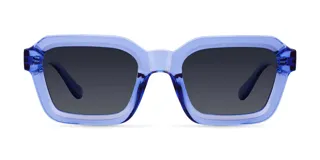Lentes de sol cuadrados con armazón azul y lentes negros polarizados.