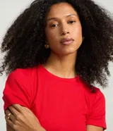 Blusa básica de manga corta y cuello redondo, confeccionada en viscosa texturizada de canalé con elastano y detalle de terminación ondulada en el bajo.
