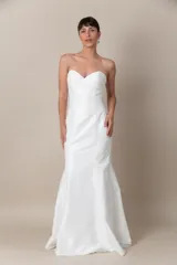 Vestido largo de novia, corte sirena, color blanco, strapless y confeccionado en tafeta.