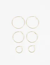 Set de aros dorados de diferentes tamaños.
