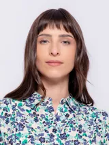 Camisa estampada azul con lunares blancos y rosados, de corte holgado y manga larga con puños abotonados.