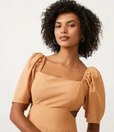 Mono largo color naranja con corte zanahoria, escote cuadrado, mangas cortas abullonadas y bolsillos laterales.