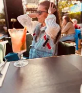 Chaleco de jean celeste con apliques geométricos en terciopelo rojo y negro, bordados a mano.