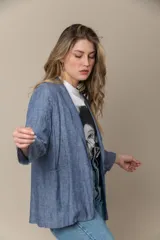 Blazer gris de lino y viscosa, con mangas 3/4, solapa entera, cierre de un botón y bolsillos delanteros.