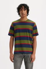 Remera de mangas cortas con cuello redondo, a rayas horizontales de color verde oliva, azul marino y rojo.