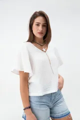 Blusa blanca de manga corta acampanada con escote en V y textura ligera.
