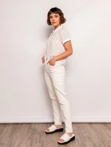 Pantalón chupín negro de tiro alto con bolsillos frontales y traseros.