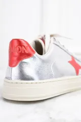 Zapatillas plateadas de cuero metalizado con estrella roja en el lateral y detalles en rojo en el talón.