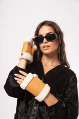 Guantes mitones color marrón de cuero con borde de lana natural color crema.