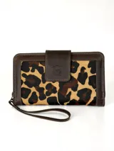 Billetera grande de cuero con estampado animal print tipo leopardo y detalles en cuero marrón. Cuenta con una correa de muñeca incorporada y cierre con solapa y broche grabado.