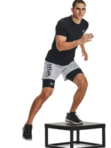 Calza corta de compresión Under Armour, confeccionada en tejido HeatGear ultraligero que absorbe el sudor y se seca rápidamente. Cuenta con cintura elástica ancha con logo visible, paneles de malla para ventilación estratégica y bolsillo lateral Strength Pocket.
