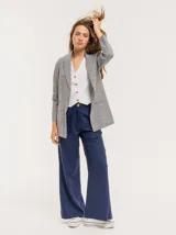 Chaleco negro de lino con botones frontales y forro interno.