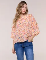 Blusa holgada de gasa estampada en tonos de amarillo, naranja y fucsia con diseño floral. Presenta escote redondo fruncido y mangas tres cuartos acampanadas con volados.