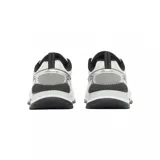 Championes deportivos EA7 Emporio Armani modelo Predator, con diseño técnico en colores blanco, negro y detalles plateados. Presentan una estructura de malla transpirable con refuerzos sintéticos, logo EA7 en el lateral y suela robusta de goma con excelente amortiguación.