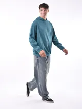 Hoodie de color gris claro, con capucha y bolsillo canguro frontal. Presenta puños y cintura acanalados.