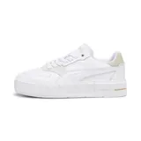 Championes Puma Cali Court Match color blanco con detalles en beige en el talón y la lengüeta.