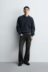 Jersey de punto con textura efecto pelo, corte boxy fit, cuello redondo y manga larga con acabados en rib.