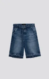 Bermuda larga de denim azul con lavado ácido y efecto desgastado. Presenta un calce oversize, talle alto con cinturón de tela a juego y ruedos deshilachados.