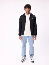 Canguro negro con cierre frontal, capucha con cordones ajustables y bolsillos tipo canguro. Presenta el logo de la marca bordado en el pecho.