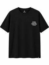 Remera oversize de color blanco, confeccionada en algodón, con cuello redondo y mangas cortas. Presenta un pequeño estampado tipográfico en el centro del pecho con la frase "KeepTheBuzz Alive".