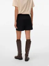 Pollera short de tiro alto y fit holgado, con diseño envolvente en la parte delantera y cierre lateral invisible.