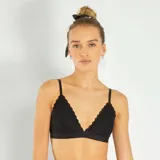 Sujetador triangular de encaje negro, con diseño sin aros y copas con relleno ligero. Presenta una banda elástica en la base y breteles ajustables.