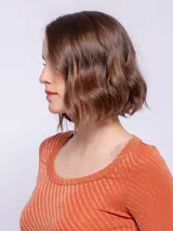 Top color ladrillo de manga larga y cuello redondo, elastizado con diseño de líneas metálicas y brillantes.