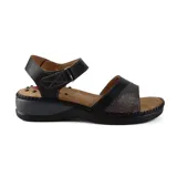 Sandalias negras con plataforma, tira ancha con textura en la capellada y pulsera con hebilla.