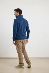 Cardigan de tejido de punto color verde militar, con cierre frontal de metal y cuello redondo. Presenta detalle de tejido plano en la cartera del cierre y en los bolsillos laterales.