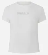 Remera de algodón color blanco tiza, de corte ajustado al cuerpo, cuello redondo y manga corta. Presenta la palabra "GNARLY" estampada en el centro del pecho con apliques de strass plateados.