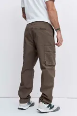 Pantalon cargo de corte holgado en color marrón, con bolsillos laterales con solapa y cierre frontal.