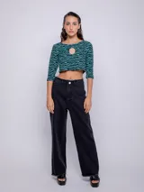 Top corto negro con estampado de líneas onduladas blancas, mangas 3/4 y abertura circular en el pecho.