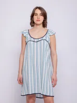 Vestido corto de viscosa con estampado a rayas verticales en tonos celeste, azul y blanco. Sin mangas, con volados en los hombros y escote cuadrado con ribete azul marino.