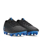 Championes de fútbol Under Armour Magnetico Select 5, color negro con detalles en azul brillante. Presentan una parte superior de piel sintética con estampado 3D para mayor control, cuello textil tipo calcetín y suela de TPU con tacos cónicos para tracción óptima.
