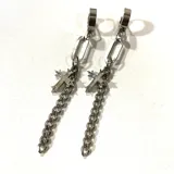 Par de aros colgantes de acero quirúrgico plateado, con dije de cruz de acero y nácar, cadena de eslabones y cierre tipo clip.