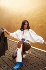 Camisa verde agua de lino, con botones de guampa, más larga atrás que adelante y espalda con tajo en el medio.