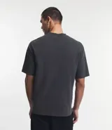 Remera de hombre, corte boxy, color gris oscuro con efecto desteñido, manga corta y cuello alto. Confeccionada en tejido de media malla (malla) de algodón.