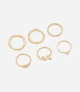 Set de seis anillos dorados con diferentes diseños: lisos, trenzados, con strass y con apliques.