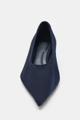 Zapato de tacón bajo fino, con cuerpo de malla (mesh), escote redondo y acabado en punta, en color azul marino.