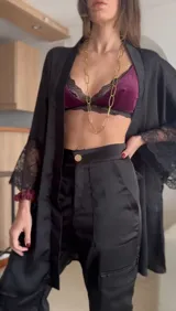 Bata corta de seda negra, con mangas anchas terminadas en encaje. Se ajusta a la cintura con un lazo del mismo material.