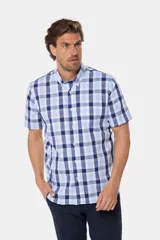 Camisa de hombre a cuadros en tonos azul, blanco y rosa, de manga corta y corte clásico. Confeccionada en algodón y con botones personalizados.