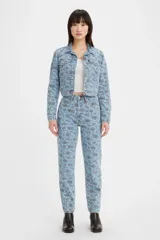 Pantalón de jean estilo mom, de tiro alto, con estampado floral en tonos azules y rosados sobre base celeste.
