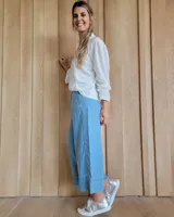 Pantalón capri de jean celeste, de corte amplio y tiro alto.